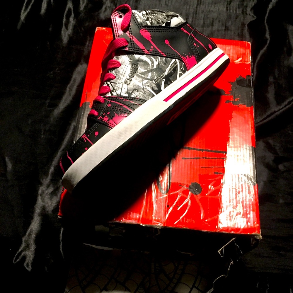 Globe skate shoes